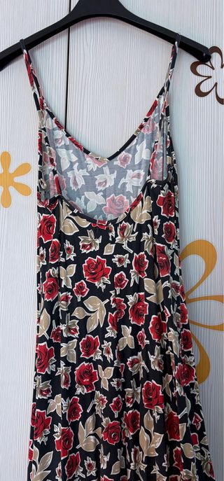 Vestido largo floral negro y rojo