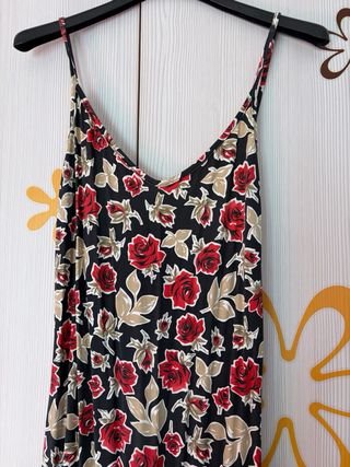 Vestido largo floral negro y rojo