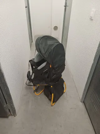 Mochila porta bebés usada