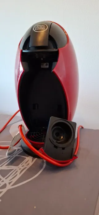 Cafetera Dolce Gusto Roja LEER TEXTO.