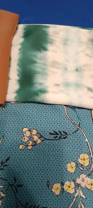 Retales de telas variadas