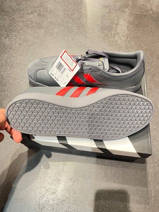 Zapatillas Adidas Grises y Rojas