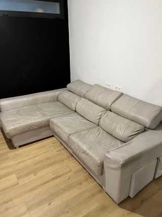 Sofá de piel gris con 2 pufs