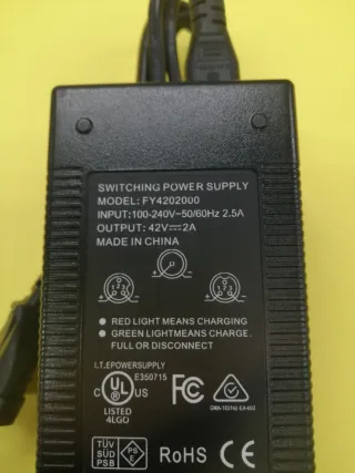 Cargador Patinete Eléctrico Negro