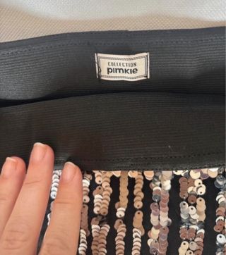 Falda de lentejuelas plateadas y negras