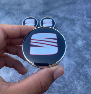 Tapabujes Seat 56mm Negro Rojo