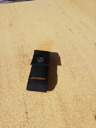 Navaja Leatherman con funda