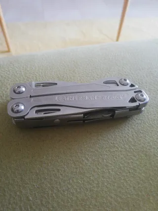 Navaja Leatherman con funda
