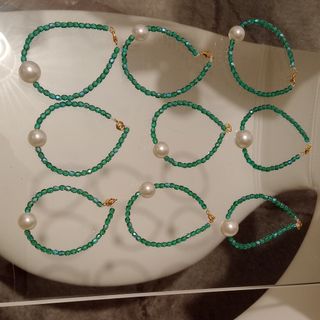 Pulseras verdes con perla blanca