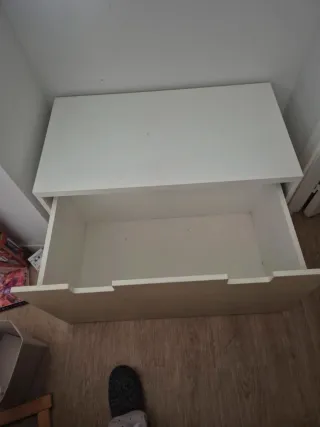 Baúl de almacenaje beige y blanco