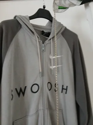 Chaqueta Nike gris con logo Swoosh