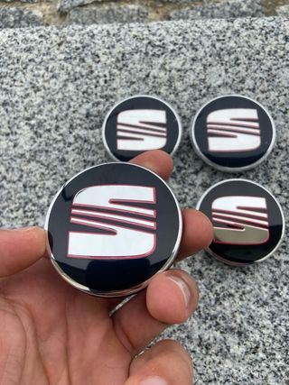 Tapabujes Seat 56mm Negro Rojo