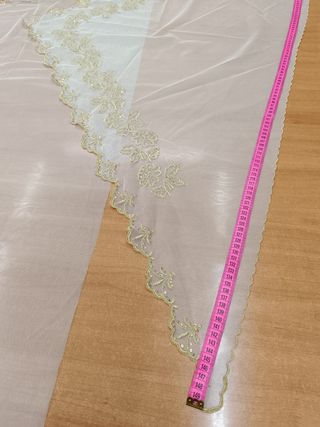 Manteleta tul bord. y lentj. oro 105cm