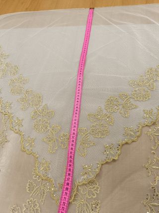 Manteleta tul bord. y lentj. oro 105cm