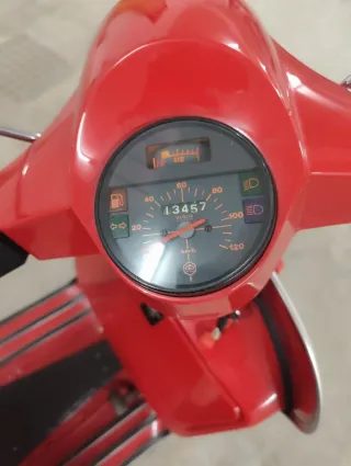 MOTO VESPA Roja