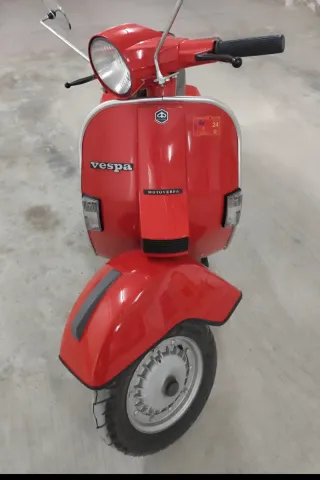 MOTO VESPA Roja