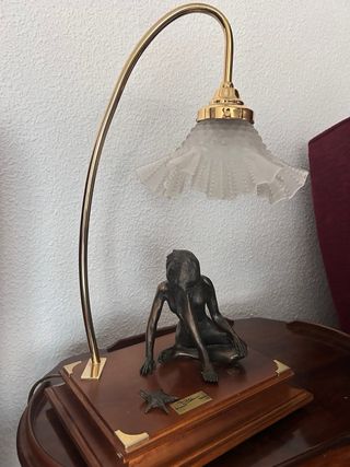 Lámpara de mesa bronce y madera