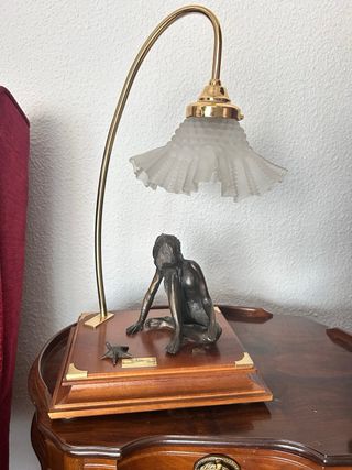 Lámpara de mesa bronce y madera