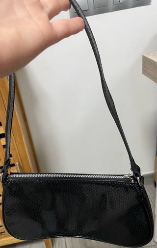 Bolso negro efecto piel serpiente