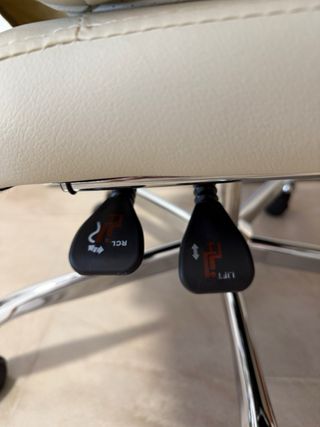 Silla de oficina ejecutiva reclinable beige