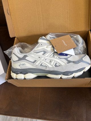 Zapatillas Asics grises y blancas