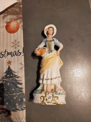 Statuina Capodimonte donna con cesto fiori