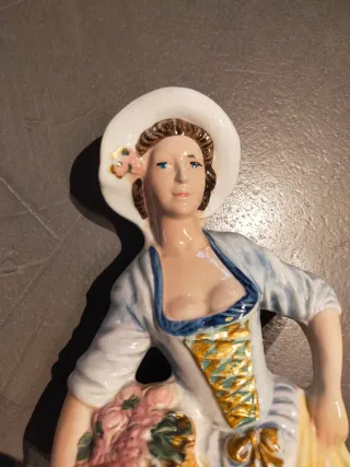 Statuina Capodimonte donna con cesto fiori