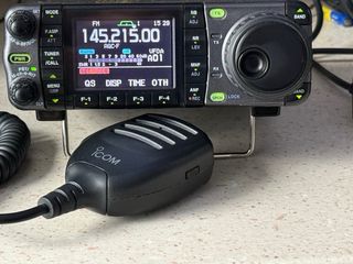 Reservado A JAVIER ICOM IC-7000 HF/VHF/UHF