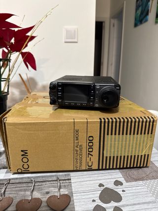 Reservado A JAVIER ICOM IC-7000 HF/VHF/UHF