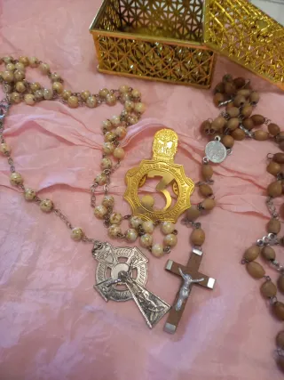 Lote religioso: rosarios y Pin