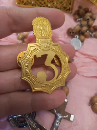 Lote religioso: rosarios y Pin