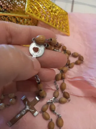 Lote religioso: rosarios y Pin