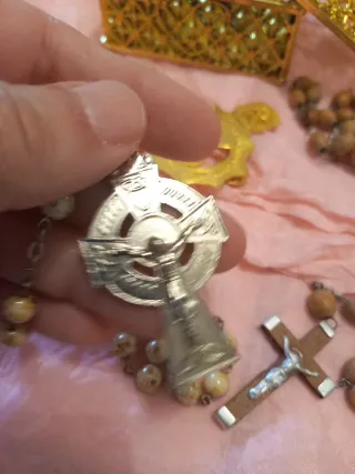 Lote religioso: rosarios y Pin