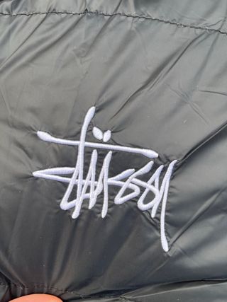 Abrigo Stussy Negro y Rosa