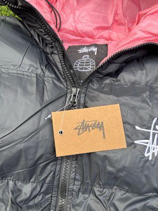 Abrigo Stussy Negro y Rosa