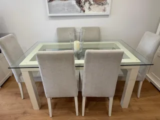 Sillas de comedor beige y blancas