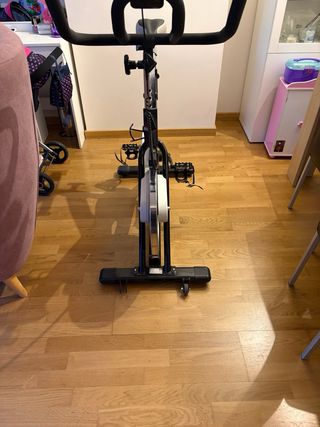 Bicicleta Estática Negra y Blanca