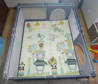 Parque de juegos infantil con malla transpirable