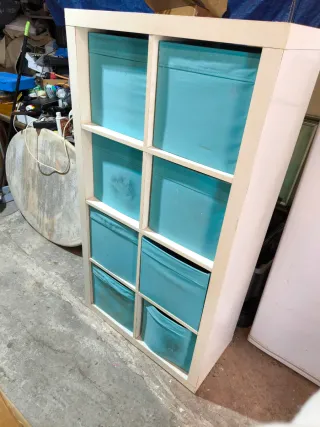 Estantería modular beige con cubos teal