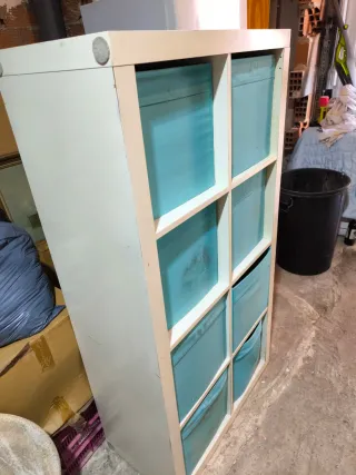 Estantería modular beige con cubos teal