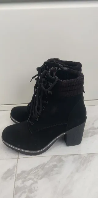 Botas/botines negros con cordones y tacón