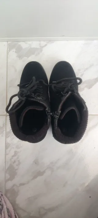 Botas/botines negros con cordones y tacón