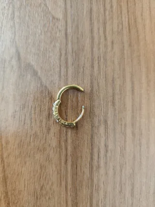 Bimba y Lola. Se vende 1 Pendiente aro dorado.