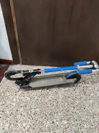 Patín infantil azul.