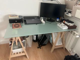 Escritorio (cristal y caballetes madera)