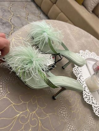 Tacones Zara verde plumas y pedrería