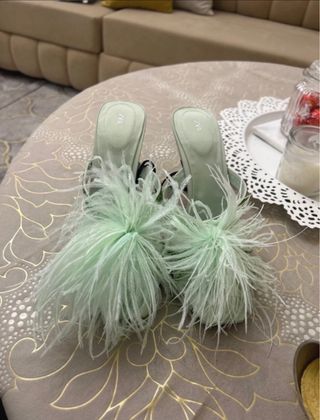 Tacones Zara verde plumas y pedrería