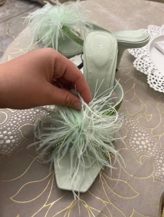 Tacones Zara verde plumas y pedrería
