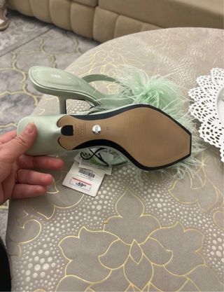 Tacones Zara verde plumas y pedrería