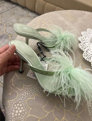 Tacones Zara verde plumas y pedrería